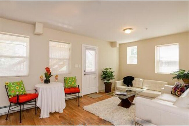 Building Photo - 447 Meridian St