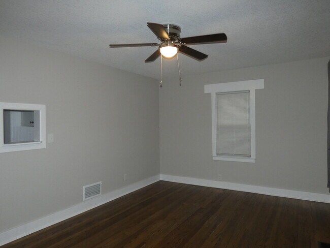 Building Photo - Beautiful Updated Home in North Kansas City School District!