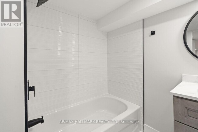 Building Photo - 124 Colborne St