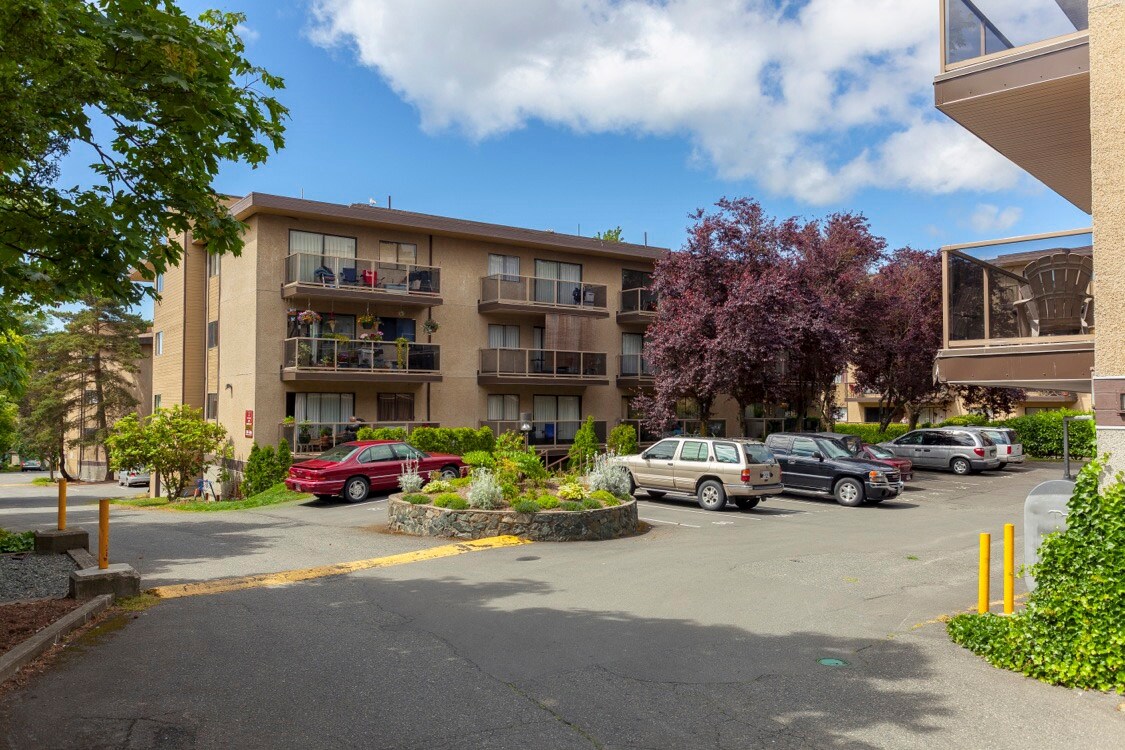 Apartments Apartments 215221 Rd E Victoria, BC