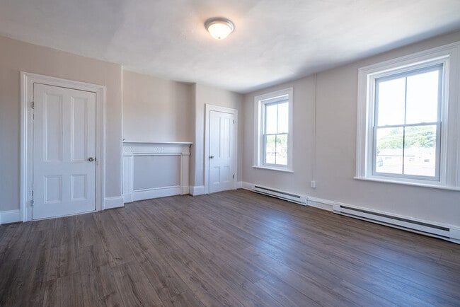 Living room - 42 Liberty St