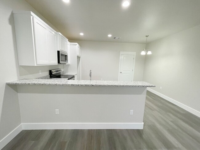Building Photo - Beautiful 4 bedroom 2 Bath Home in New Com...