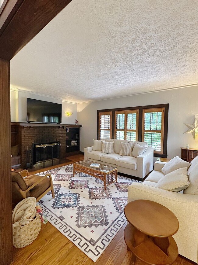 Foto del edificio - Charming Furnished 3BR/2BA Duplex in Histo...