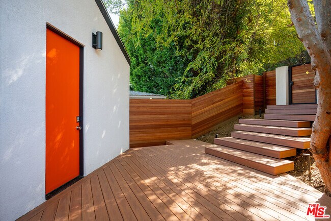 Foto del edificio - 3427 Bonnie Hill Dr