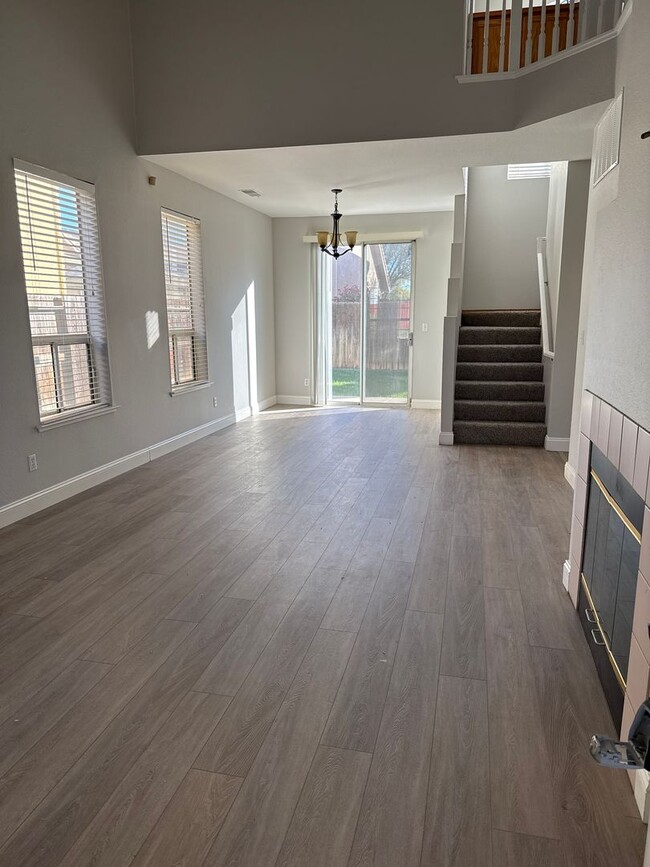 Building Photo - Great location