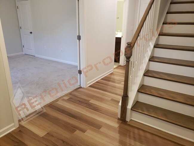 Building Photo - Luxury 3 Story 4 BD/3.5 Bath Townhome @ Sm...