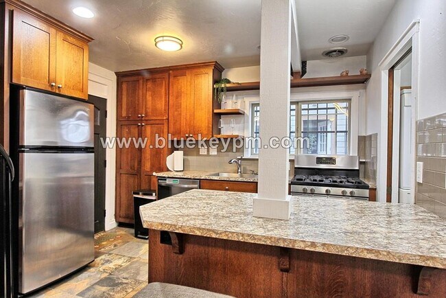 Building Photo - 2 Bed, 1.5 Bath Home with Spiral Staircase...