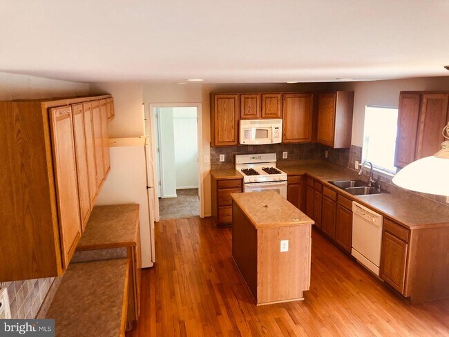 Foto del edificio - 33 Glen Oak Rd