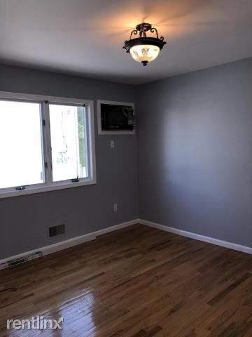Building Photo - 1 br, 1 bath Duplex - 379 Manhattan St