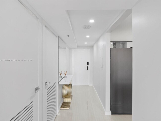 Building Photo - 8877 Collins Ave
