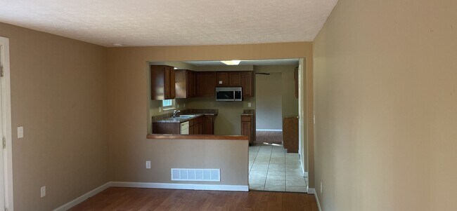 Building Photo - 5683 Crestview Dr