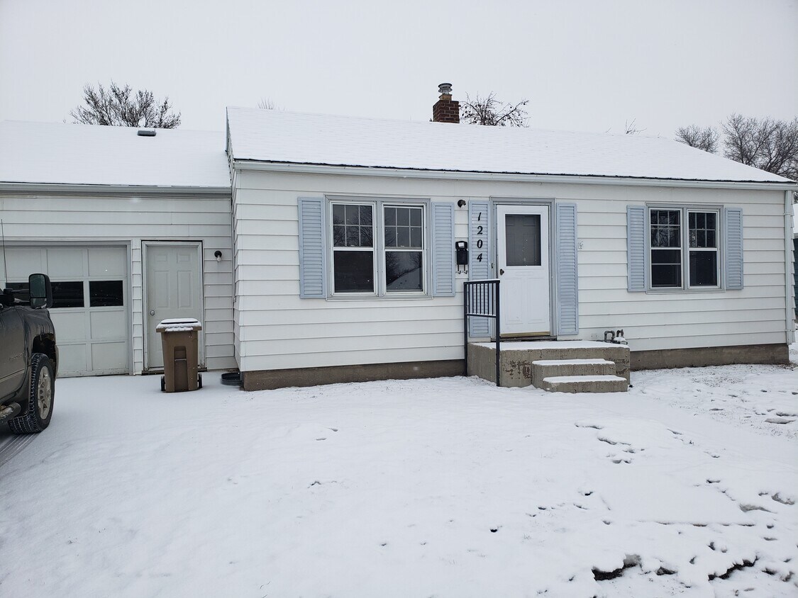 1204 7th Ave NW, Minot, ND 58703 House Rental in Minot, ND