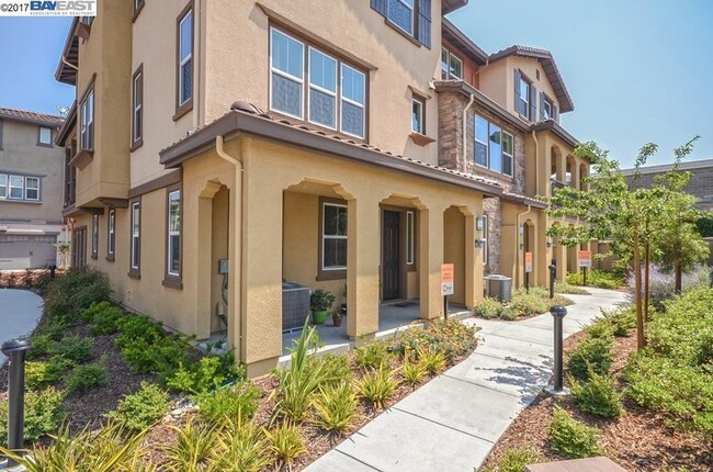 Building Photo - $4,390 / 4 BR STUNNING 2017 MODEL HOME FOR...