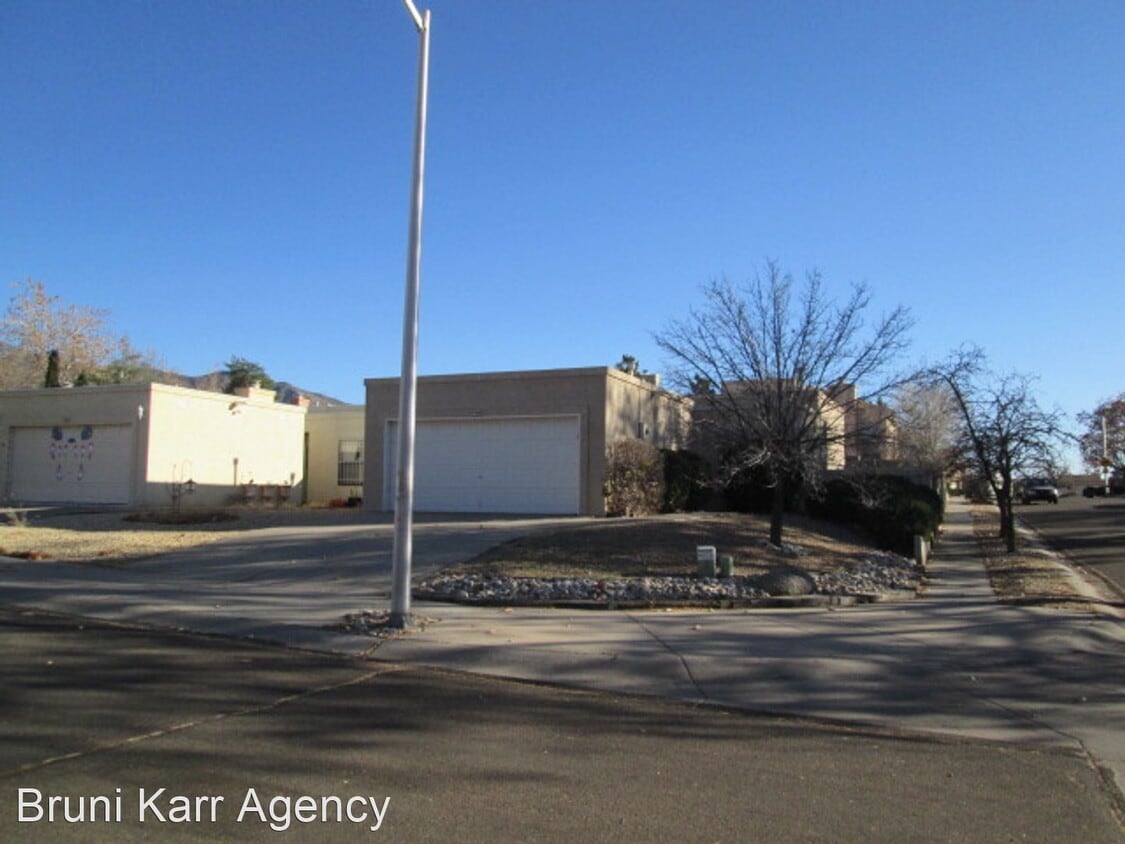 2 br, 2 bath House 10600 Cueva Del Oso NE House Rental in