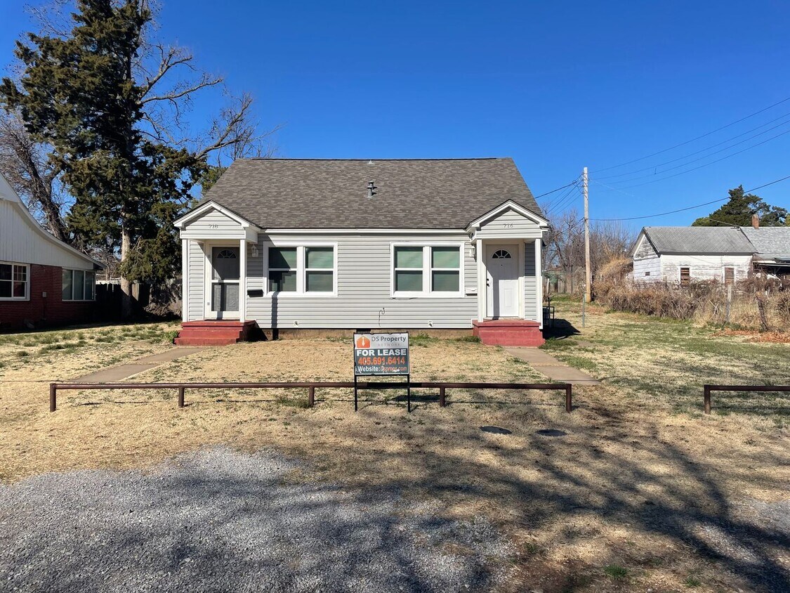 Foto principal - 1 bed 1 bath duplex nestled in Chickasha O...