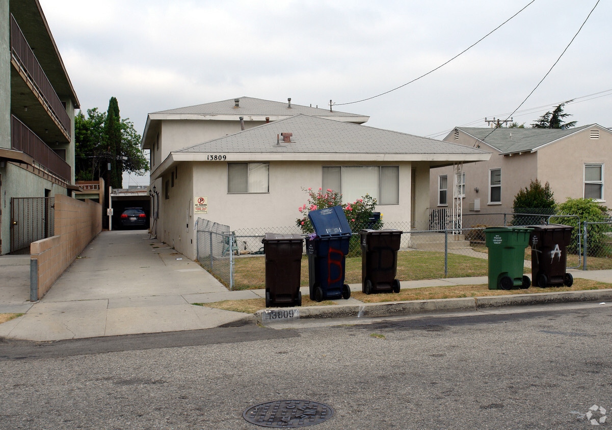 Building Photo - 13809 Hawthorne Way