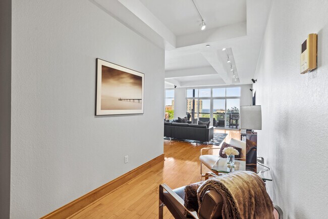 Building Photo - 1313 N Franklin Pl
