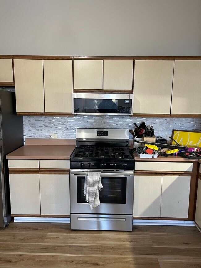 Building Photo - 903 Main St