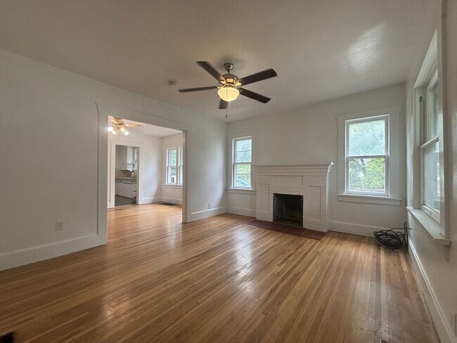 Foto del edificio - Available Now 3 bedroom home on the East s...