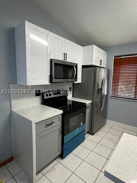 Foto del edificio - 8015 Lake Dr