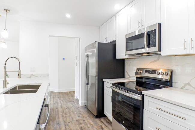 Building Photo - Beautifully renovated 3-bedroom, 2-bathroo...