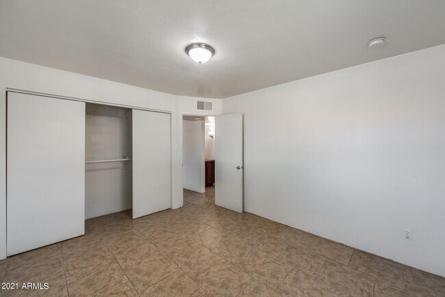 Foto del edificio - 2345 E Roma Ave