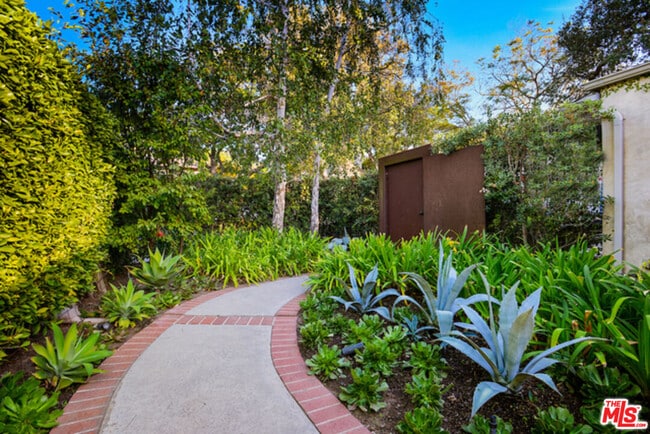 Building Photo - 677 San Lorenzo St