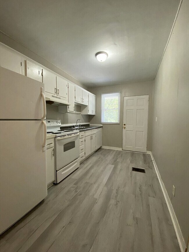 Building Photo - Short Term / Spring Semester Rental 224 S....