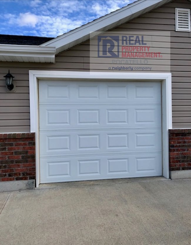 Building Photo - 2 bedroom 1.5 bath Townhome - 1 Car Garage