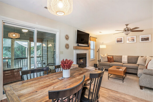 Living/dining area - 1261 Marshview Dr