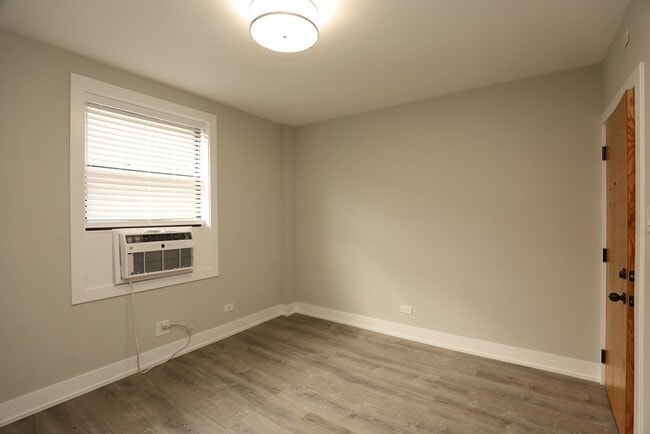 Building Photo - 521 W Belmont Ave