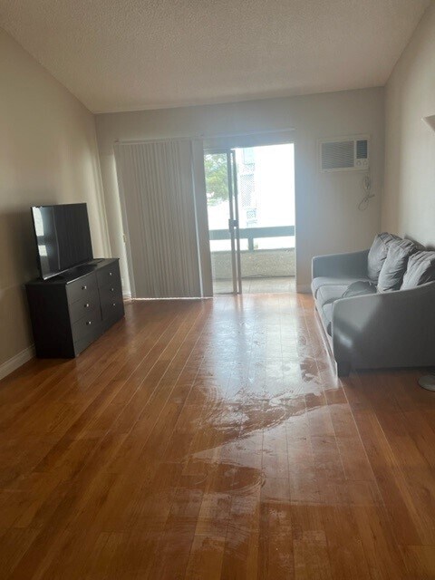 Foto principal - 21801 Roscoe Blvd