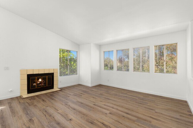 Foto del edificio - BRAND NEWLY RENOVATED 3BD/2BA Condo in the...