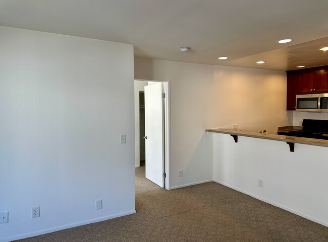 Foto del edificio - Beautiful Renovated 1 Bed/1 Bath Condo with Many Upgrades! Pool & Gym on Site! Central AC!