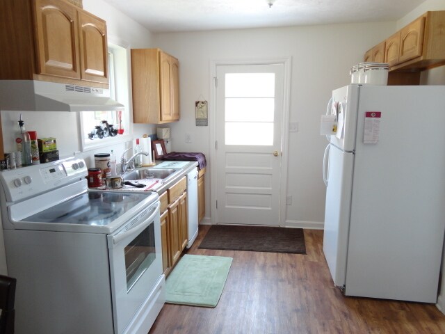 Kitchen - 124 W College St