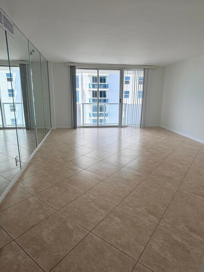 Foto del edificio - 9195 Collins Ave