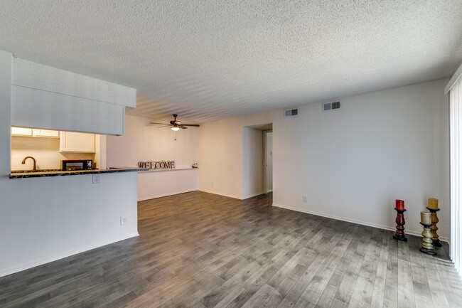 Building Photo - Saddle Brook