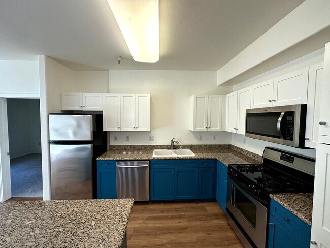 Foto del edificio - Gorgeous Spacious 2 Bedroom - 2 bath Condo with parking in Little Tokyo