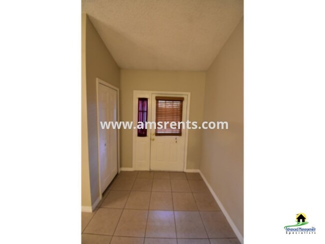 Foto del edificio - ~~~~ 3 Bedroom 2 Bath - Large Fenced Yard ...