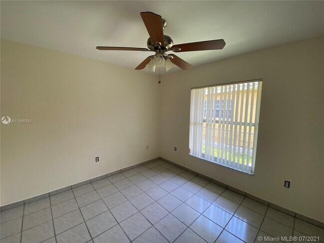 Foto del edificio - 3323 SW 23rd Terrace