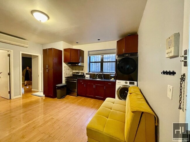 Building Photo - Prime Location!!! Spacious 2 bedroom with ...