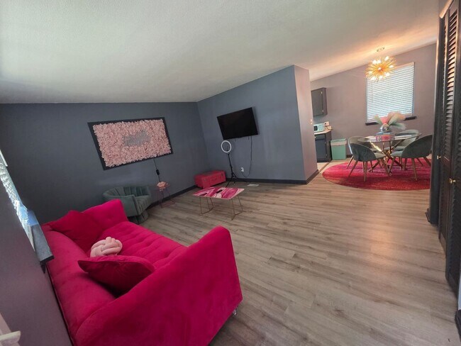 Foto del edificio - Three Bedroom Home