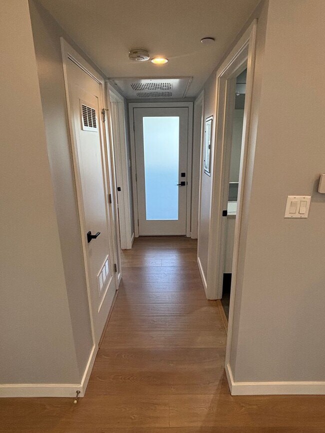 Foto del edificio - Beautiful 2 bed 1 bath modern apartment in...