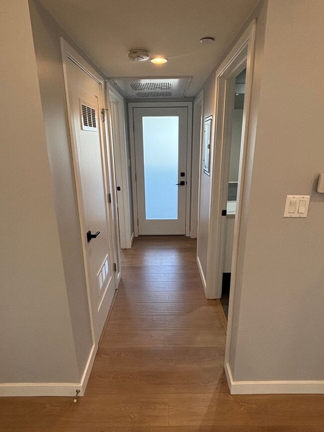 Building Photo - Beautiful 2 bed 1 bath modern apartment in...