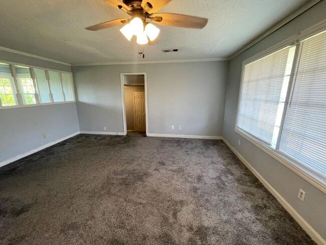 Foto del edificio - 2 bed garage conversion adding a flex room, full size washer connections.