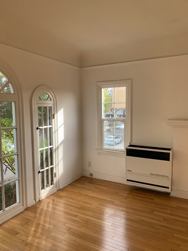 Building Photo - 735 N Hayworth Ave