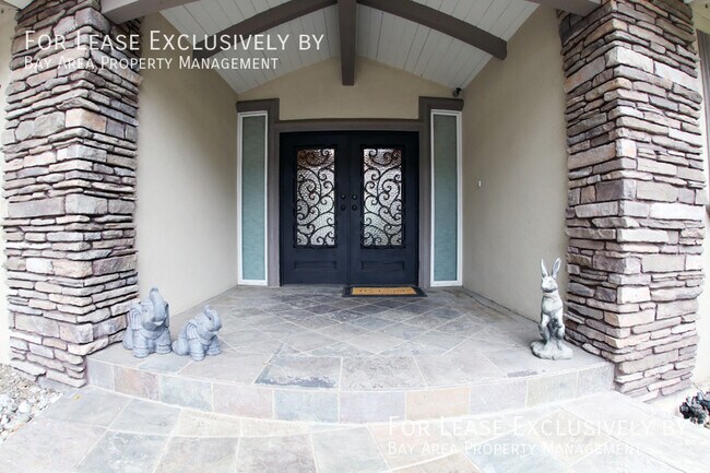 Building Photo - Gorgeous 3BR/3BA house (3177 sqft) with po...