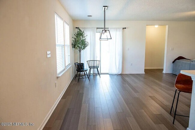 Foto del edificio - 1863 Maxine Br Wy