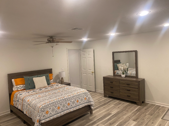Foto del edificio - 5111 Ashwood Dr