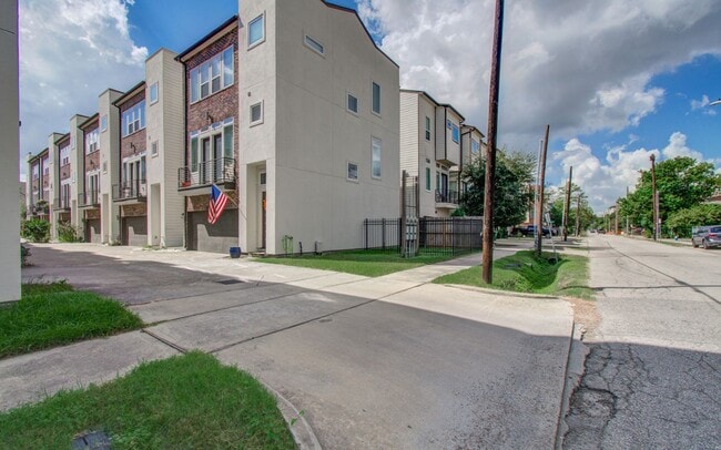 Building Photo - Beautiful 3-story House In the Heart of Ho...